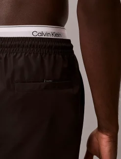 Calvin Klein Kurze Badeshorts mit Kordelzug – CK Essentials^Herren BademodeFrisch Eingetroffen