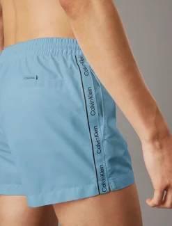 Calvin Klein Kurze Badeshorts mit Kordelzug - Logo Tape^Herren BademodeFrisch Eingetroffen