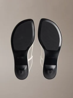 Calvin Klein Lina - Sandalen mit Kitten-Heel-Absatz aus Leder^Damen SandalenFrisch Eingetroffen