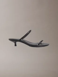 Calvin Klein Lina - Sandalen mit Kitten-Heel-Absatz aus Leder^Damen SandalenFrisch Eingetroffen