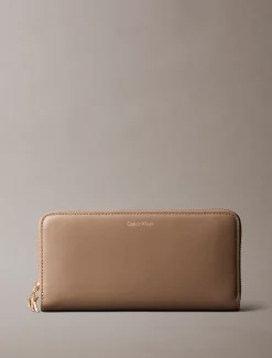 Calvin Klein Längliches Reißverschluss-Portemonnaie mit Monogramm-Metallelementen^Damen Geldbörsen & Etuis