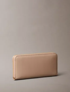 Calvin Klein Längliches Reißverschluss-Portemonnaie mit Monogramm-Metallelementen^Damen Geldbörsen & Etuis
