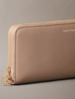 Calvin Klein Längliches Reißverschluss-Portemonnaie mit Monogramm-Metallelementen^Damen Geldbörsen & Etuis