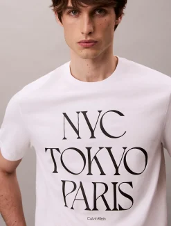 Calvin Klein Lässiges T-Shirt mit Flagship-Cities-Grafik^Herren T-shirts