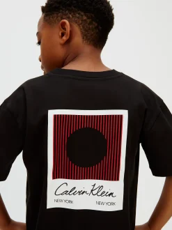Calvin Klein Lässiges T-Shirt mit Grafik auf der Rückseite^Kinder Kleidung