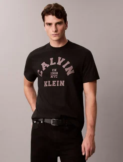 Calvin Klein Lässiges T-Shirt mit grafischem Varsity-Logo^Herren T-shirts