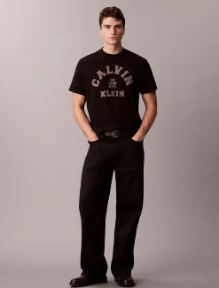 Calvin Klein Lässiges T-Shirt mit grafischem Varsity-Logo^Herren T-shirts