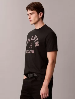 Calvin Klein Lässiges T-Shirt mit grafischem Varsity-Logo^Herren T-shirts