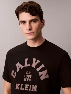 Calvin Klein Lässiges T-Shirt mit grafischem Varsity-Logo^Herren T-shirts