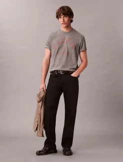 Calvin Klein Lässiges T-Shirt mit grafischem Varsity-Logo^Herren T-shirts