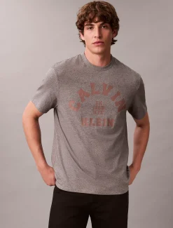 Calvin Klein Lässiges T-Shirt mit grafischem Varsity-Logo^Herren T-shirts