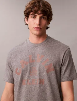 Calvin Klein Lässiges T-Shirt mit grafischem Varsity-Logo^Herren T-shirts