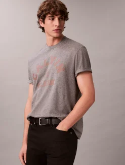 Calvin Klein Lässiges T-Shirt mit grafischem Varsity-Logo^Herren T-shirts