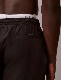 Calvin Klein Medium Badeshorts mit Tunnelzug – CK Essentials^Herren BademodeFrisch Eingetroffen