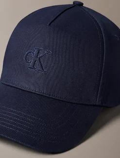 Calvin Klein Monogramm-Kappe mit glänzender Stickerei aus Moiré^Damen Hüte & MützenFrisch Eingetroffen