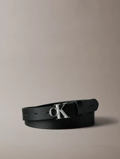 Calvin Klein Monogramm-Schnallengürtel aus Leder mit Mikronarben^Damen Gürtel