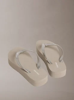 Calvin Klein Perlmuttfarbene Plateau-Flip-Flops^Damen Slippers|SandalenFrisch Eingetroffen