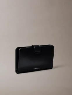 Calvin Klein Reisepass-Portemonnaie aus Nappaleder^Damen Geldbörsen & Etuis