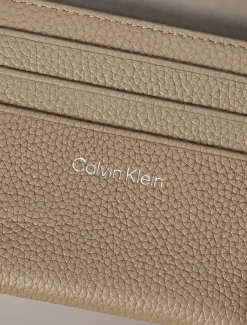 Calvin Klein RFID-Emblem-Kartenetui aus Vollnarbenleder^Damen Geldbörsen & Etuis