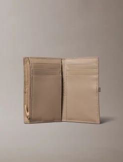 Calvin Klein RFID-Geldbörse aus genarbtem Leder mit Handgelenkschlaufe^Damen Geldbörsen & Etuis