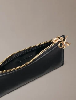 Calvin Klein RFID-Kartenetui aus Leder mit Monogramm-Anhänger^Damen Geldbörsen & Etuis