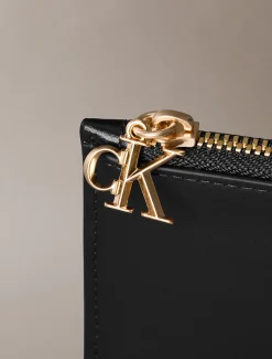 Calvin Klein RFID-Kartenetui aus Leder mit Monogramm-Anhänger^Damen Geldbörsen & Etuis