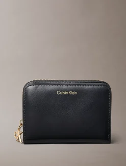 Calvin Klein RFID-Portemonnaie aus Leder mit Monogramm-Anhänger^Damen Geldbörsen & Etuis