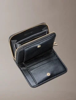 Calvin Klein RFID-Portemonnaie aus Leder mit Monogramm-Anhänger^Damen Geldbörsen & Etuis