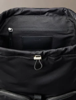 Calvin Klein Rucksack mit Klappe aus weichem Satin-Nylon^Damen Taschen & Accessoires|Taschen