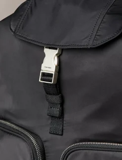 Calvin Klein Rucksack mit Klappe aus weichem Satin-Nylon^Damen Taschen & Accessoires|Taschen