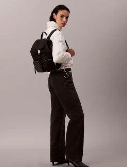 Calvin Klein Rucksack mit Klappe aus weichem Satin-Nylon^Damen Taschen & Accessoires|Taschen