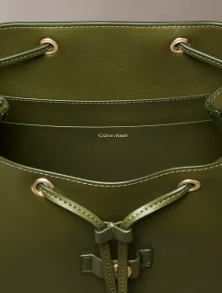 Calvin Klein Rucksack mit Klappe und großem Folien-Logo^Damen Rucksäcke|Taschen