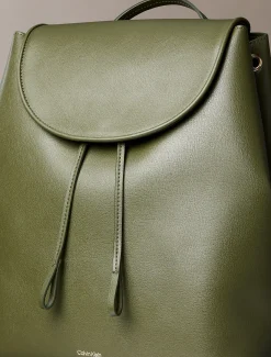 Calvin Klein Rucksack mit Klappe und großem Folien-Logo^Damen Rucksäcke|Taschen