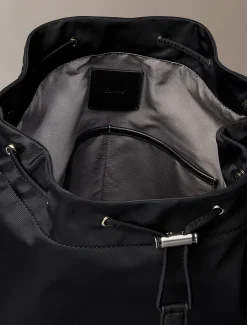 Calvin Klein Rucksack mit Tunnelzugverschluss aus mattem Nylon^Herren Umhängetaschen & Schultertaschen|Taschen