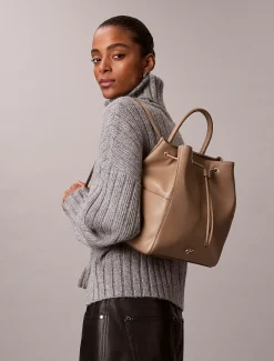 Calvin Klein Rucksack mit Tunnelzugverschluss und Monogramm^Damen Rucksäcke|Taschen