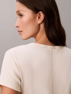 Calvin Klein Schmal geschnittenes, geripptes T-Shirt mit Knopfleiste^Damen T-shirts & Tops