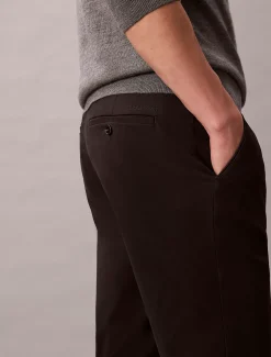 Calvin Klein Schmale Chino-Hose aus Satin^Herren Hosen & Shorts