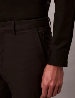 Calvin Klein Schmale Hose aus technischem Gewebe^Herren Hosen & Shorts