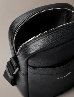 Calvin Klein Schmale Reporter Bag mit Relief-Logoplakette^Herren Umhängetaschen & Schultertaschen|Taschen