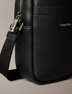 Calvin Klein Schmale Reporter Bag mit Relief-Logoplakette^Herren Umhängetaschen & Schultertaschen|Taschen