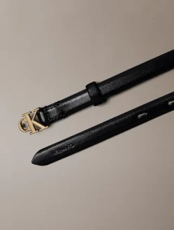 Calvin Klein Schmaler Logo-Gürtel aus Vollnarbenleder^Damen Gürtel