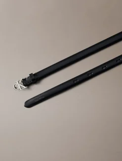 Calvin Klein Schmaler Logo-Gürtel aus Vollnarbenleder^Damen Gürtel