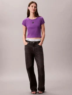 Calvin Klein Schmales Badge-T-Shirt aus gerippter Baumwolle^Damen T-shirts & Tops