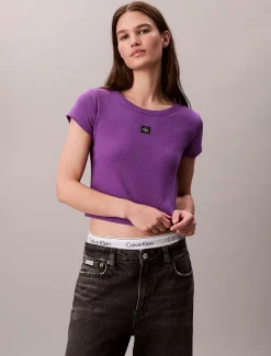 Calvin Klein Schmales Badge-T-Shirt aus gerippter Baumwolle^Damen T-shirts & Tops
