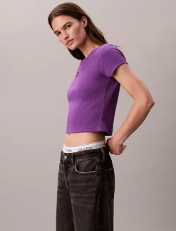 Calvin Klein Schmales Badge-T-Shirt aus gerippter Baumwolle^Damen T-shirts & Tops