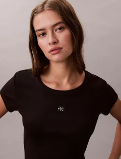 Calvin Klein Schmales Badge-T-Shirt aus gerippter Baumwolle^Damen T-shirts & Tops