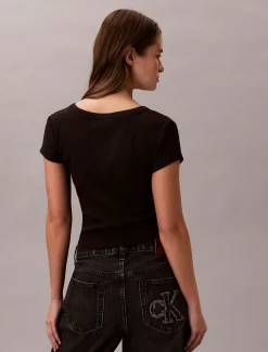 Calvin Klein Schmales Badge-T-Shirt aus gerippter Baumwolle^Damen T-shirts & Tops
