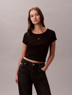 Calvin Klein Schmales Badge-T-Shirt aus gerippter Baumwolle^Damen T-shirts & Tops