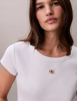 Calvin Klein Schmales Badge-T-Shirt aus gerippter Baumwolle^Damen T-shirts & Tops