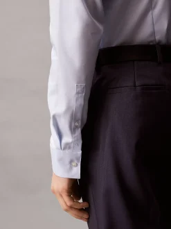 Calvin Klein Schmales Hemd aus bügelfreier Stretch-Baumwolle^Herren Anzüge|Hemden & Poloshirts